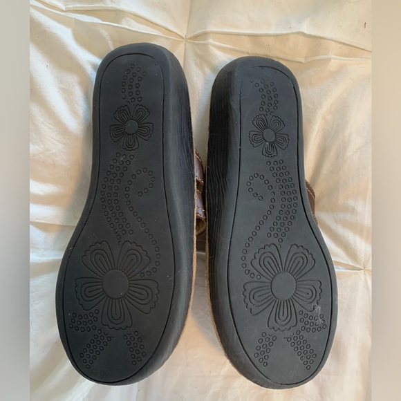 NWOT, brown sandals with flower detail, size 9 - Picture 4 of 5